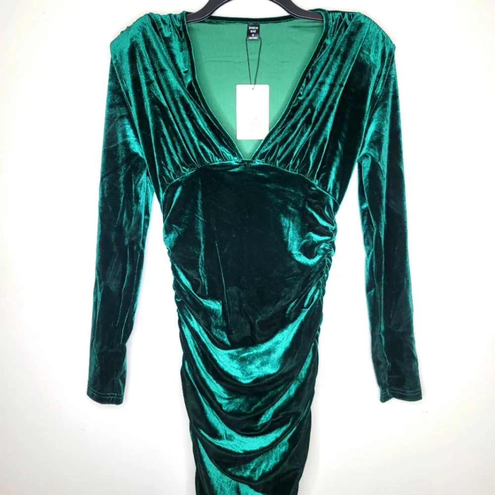 Dark Green V-Neck Ruched Velvet Dress - Picture 5 of 6
